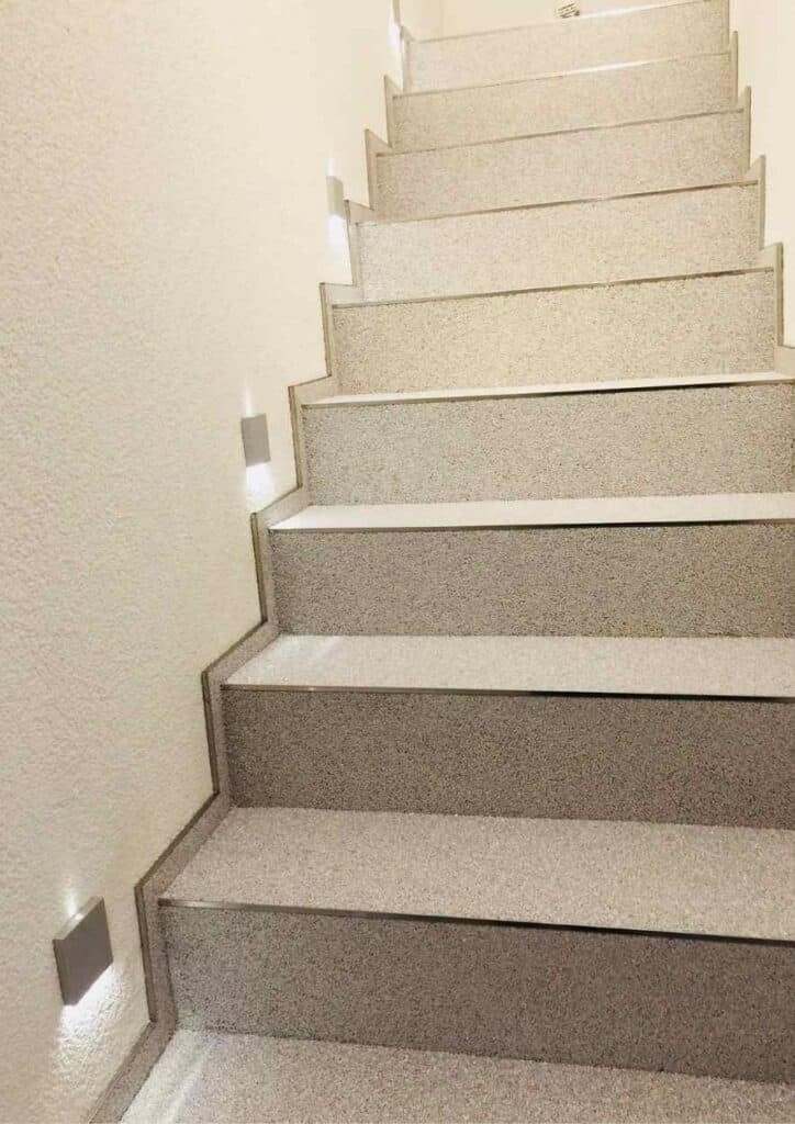 Treppe ohne fugen mit einer Steinteppichoberflaeche von sd Bodendesign.