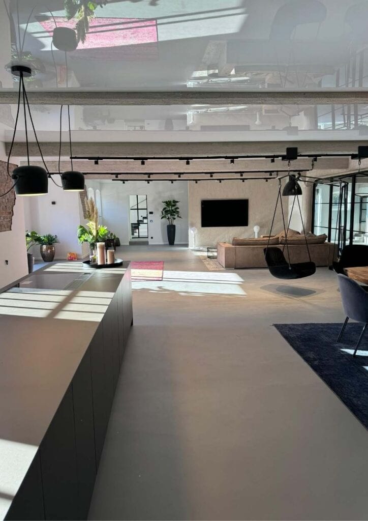 Großer Wohnraum mit fugenlosem Boden.