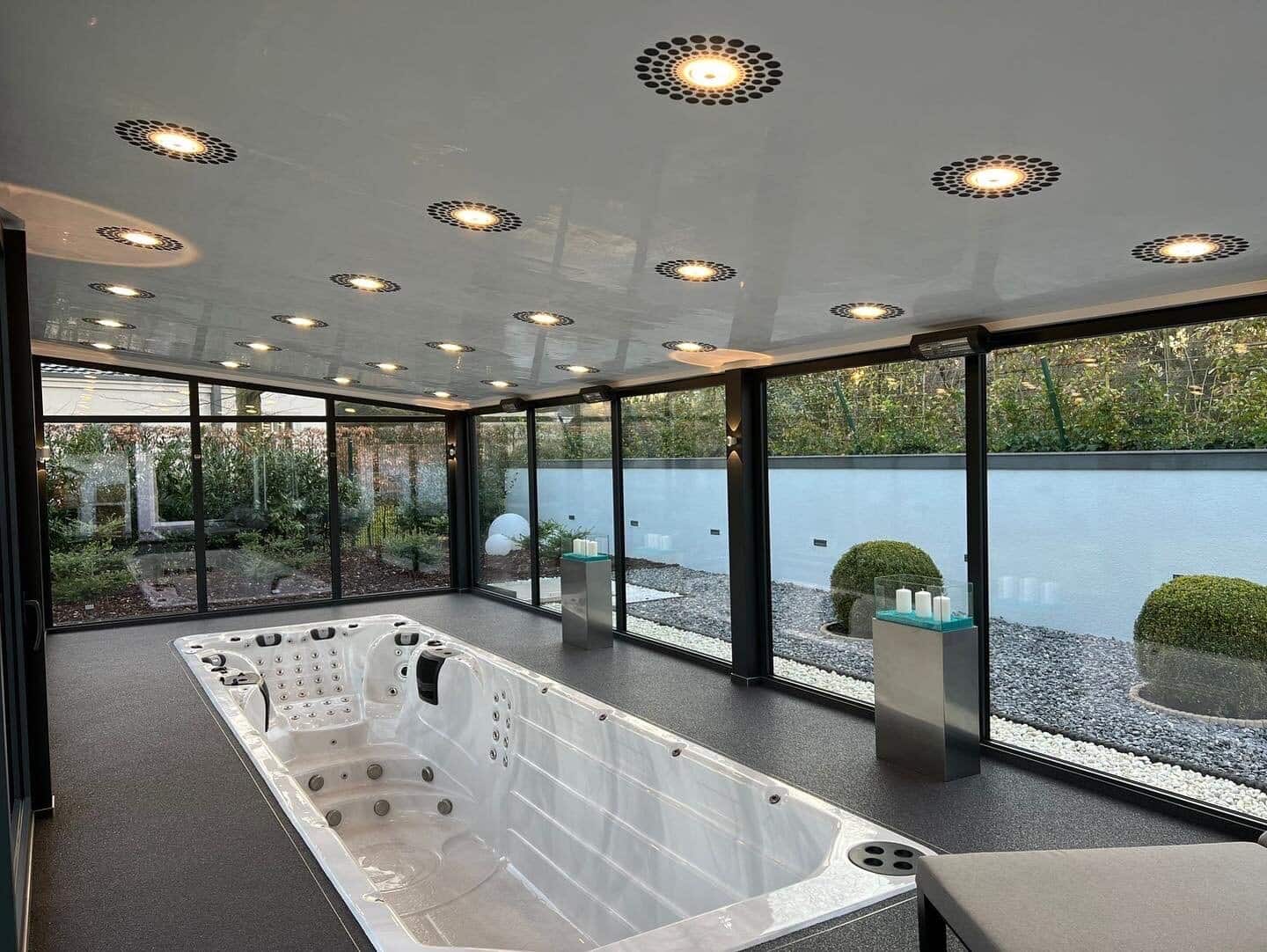 Schwarzer Steinteppich für die Poolumrandung im Wintergarten.