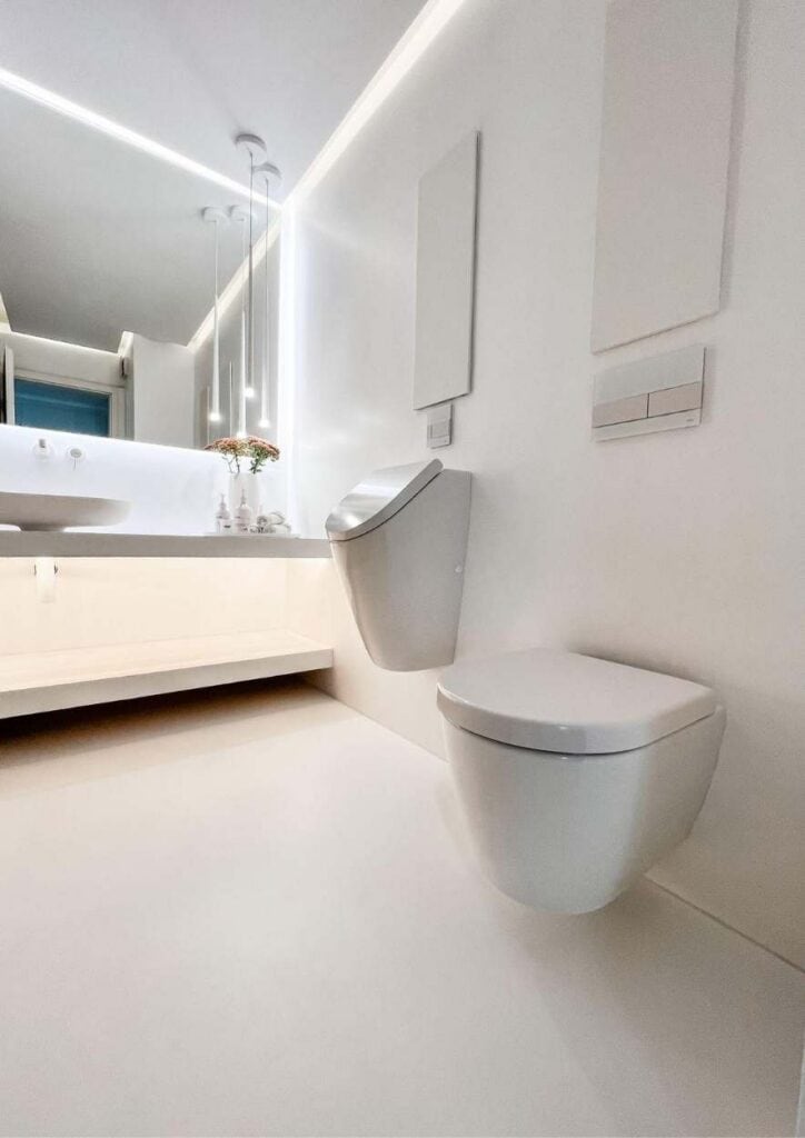 Weißes Badezimmer mit einer hellen Bodenbeschichtung in Gladbeck.