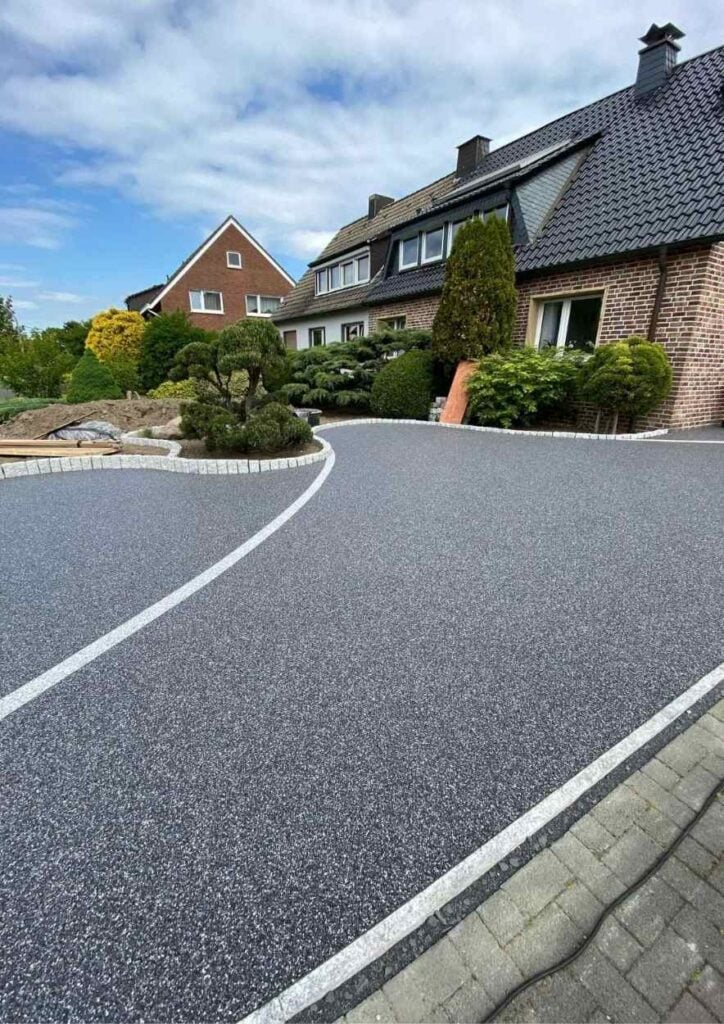 Große Steinteppicheinfahrt vor einem Haus in Gladbeck.