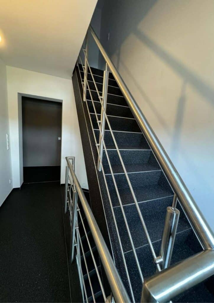 Treppe in Anthranzit.