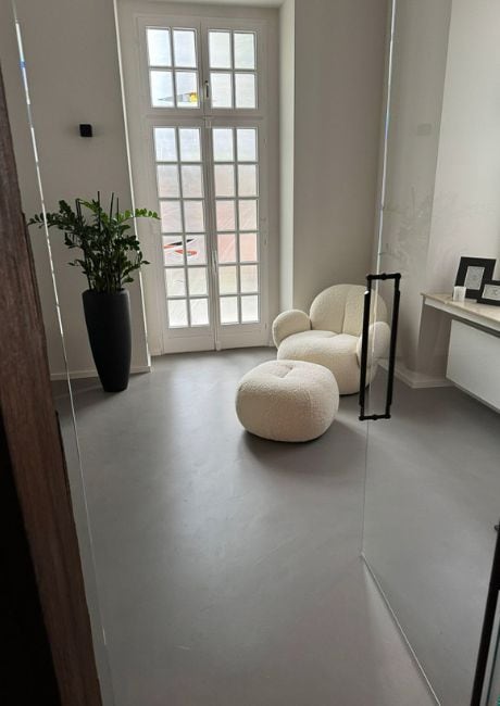 Buero in Betonoptik.