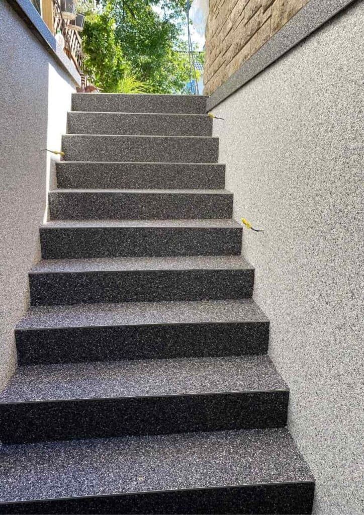 Treppenabgang zum Keller mit einer rutschfesten Oberflaeche.