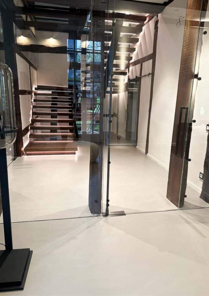 Moderner Eingang mit Glastueren und einem fugenlosen Boden.