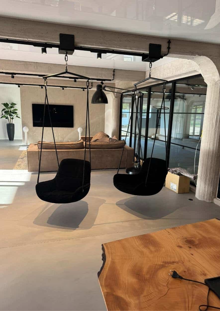 Moderne Einrichtung auf einem fugenlosen Boden In Betonoptik von SD Bodendesign.