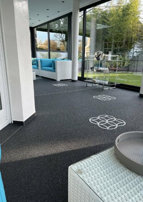 Wintergarten mit einem Steinteppich und einem weißen Logo.